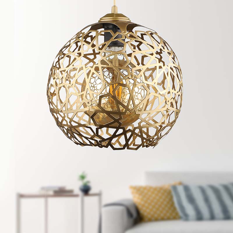 Dominico метален таванен осветител с една крушка E27 в златист цвят 24x24x70cm.