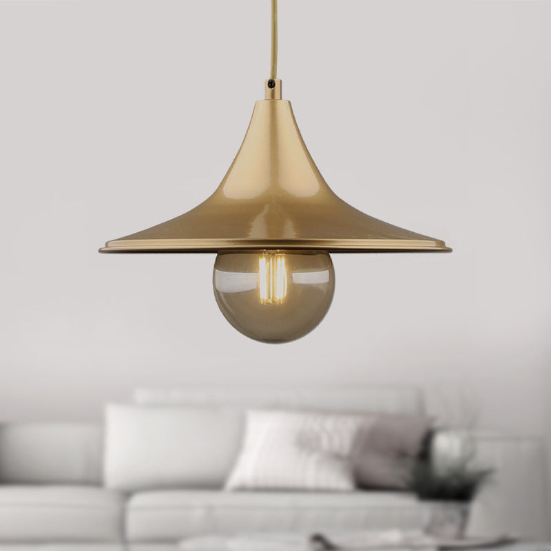 Silia E27 метален едноосветителен плафон в златист цвят 27x27x65cm.