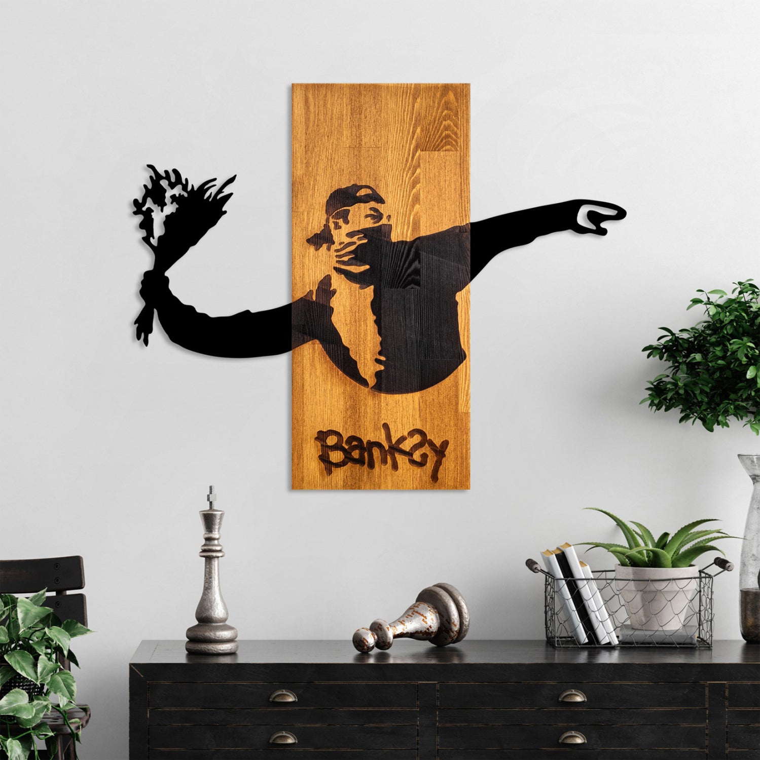 Декорация за стена Banksy -метал в черно-дърво 69x3(дебелина)x58Всм.