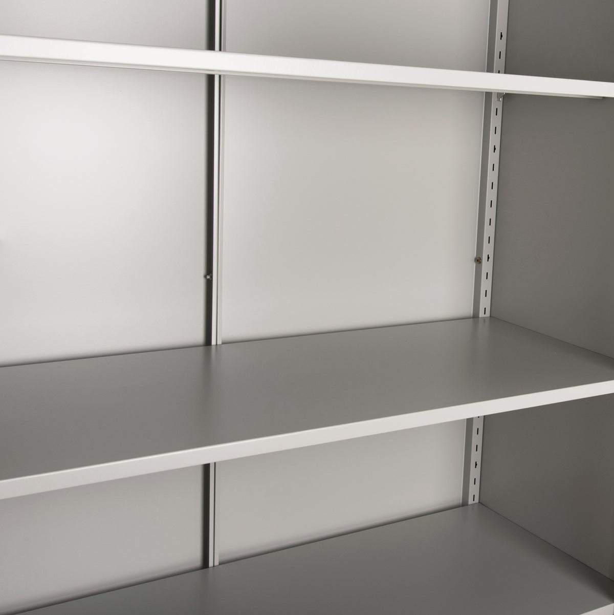 МЕТАЛЕН ГАРДЕРОБ С КРАКА CLOD 2-КРИЛЕН С РАЗДЕЛИТЕЛ - СВЕТЛО СИВ 90x40x190Hсм.